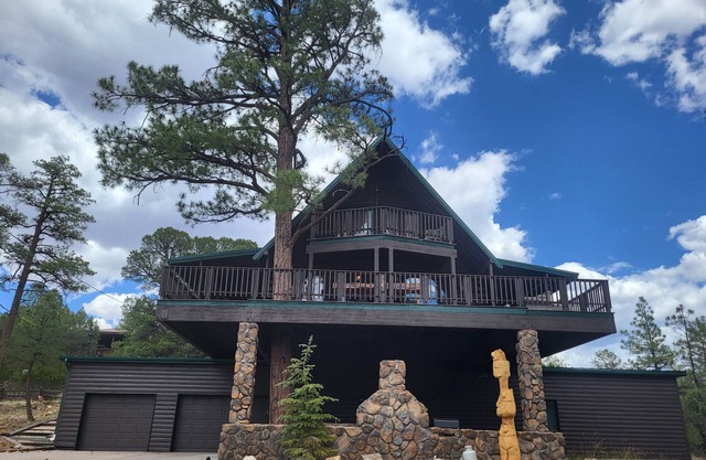 The Treehouse a 4-bedroom log cabin on 3 acres in Heber-Overgaard