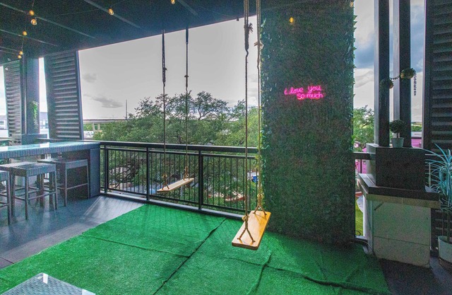 The Treehouse - Fun 2BR Retreat in the Domain
