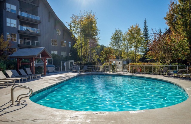 ❄︎The Treehouse❄︎ New Top Floor 1 BR Ski in/out - 3 Hot Tubs & Pool | The Aspens