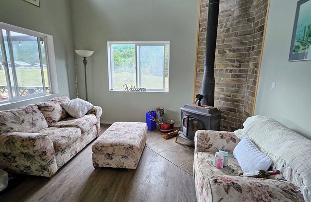 The Trophies Cabin- rural farm cabin..Relax, revive, have fun