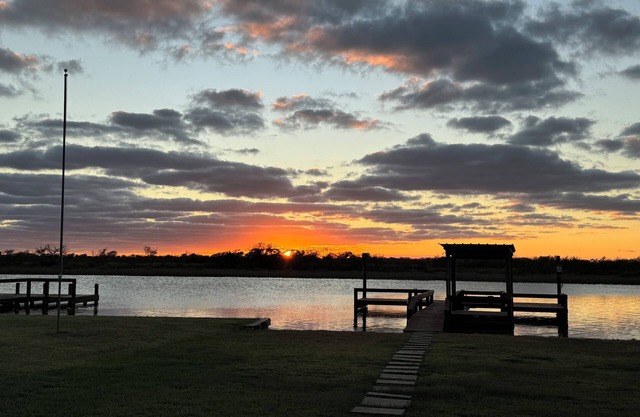 The Trusty Trout - 5 bedroom house w/ lighted pier on Caney Creek in Sargent, TX