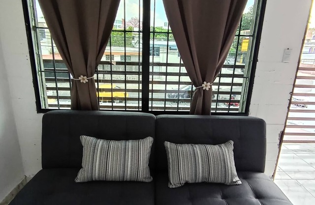 The Truth - Charming studio with WiFi and AC in delightful San Salvador