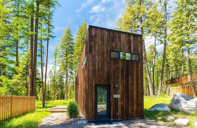 Modernes kleines Haus im Wald (Die zwei Medizin)