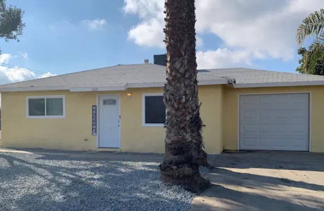 The Two Palm Stay 2 bedroom House /Private Parking