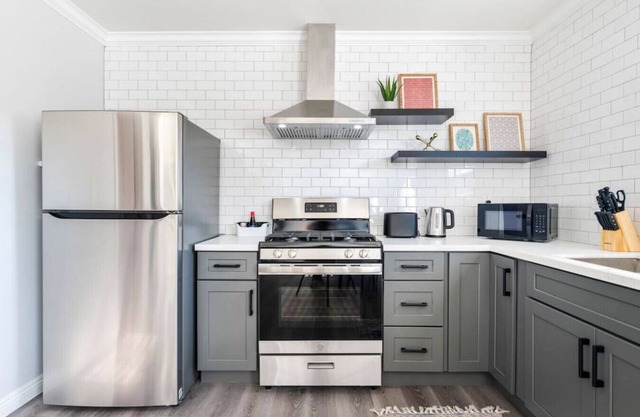 The Ultimate Family Haven near LA - 3-bedroom Luxury with Central AC, Fully-Equipped Kitchen, Fast Internet, and Laundry Ease.