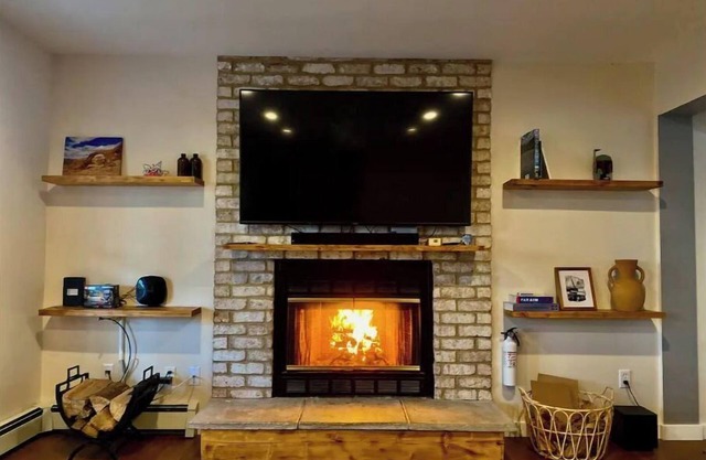 The Under Ridge Home - 4 Bedroom w/Fireplace