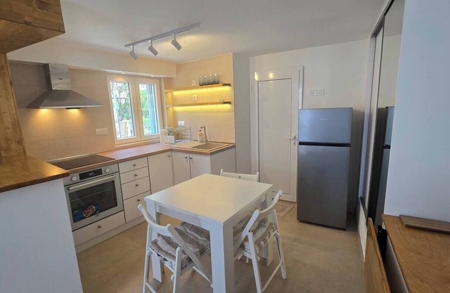 The Underdeck - Compact & Cozy Radovići Escape for Couples or Solo Travelers