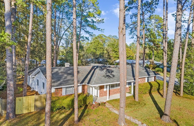 The University Gathering Place is enjoyable for any larger group, 6 Min. to UF