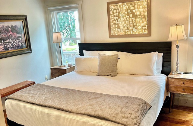 CHIC MODERN DWELlING, PET FRIENDLY, PRIVATE DRIVEWAY PARKING