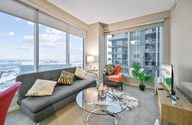 The Urban Peak »19th Floor » Mountain & City Views
