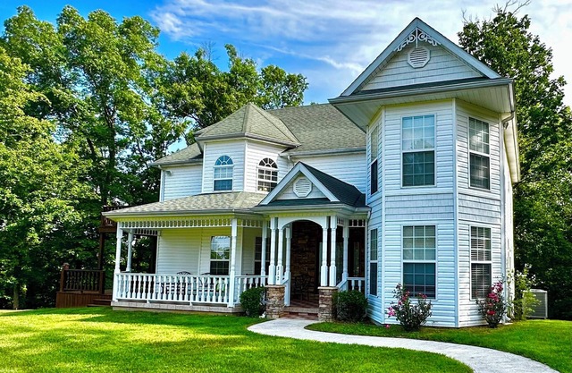 The Victorian @ Lake Cumberland - Beaver Creek, firepit, sleeps 18