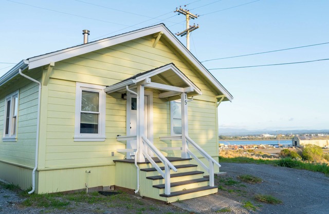 The View: a 3-bed pet-friendly beach cottage in Samoa with hot tub & bay views