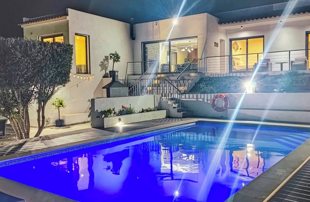 The View House, House with Private Pool and Country View