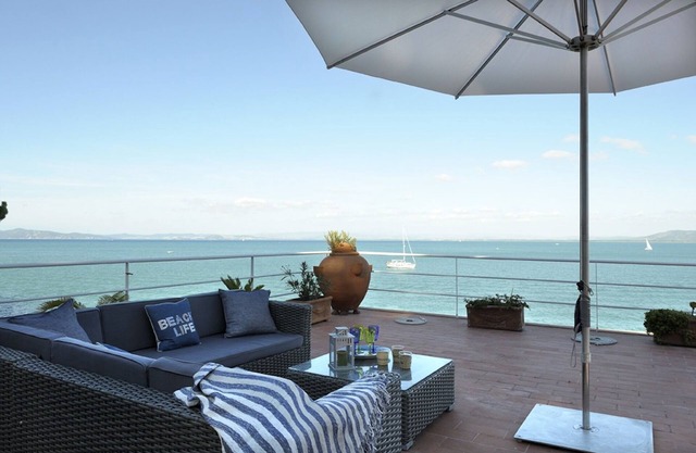 Die Villa befindet sich über dem Meer, direkter Zugang zum Meer mit einem herrlichen Blick gelegen