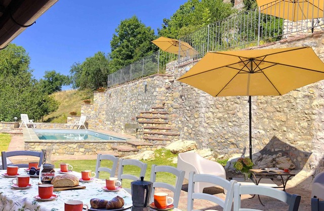 DIE VILLA DES ROTEN MARMORDORFS