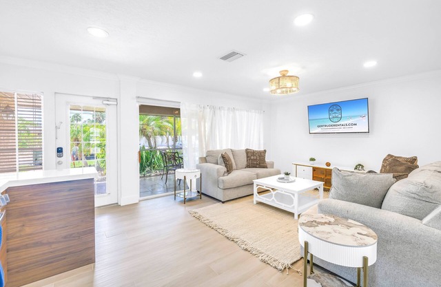 The Village Breeze – 4BR/2BA, Pool, Walk to Beach & Siesta Key Village (2 Units)
