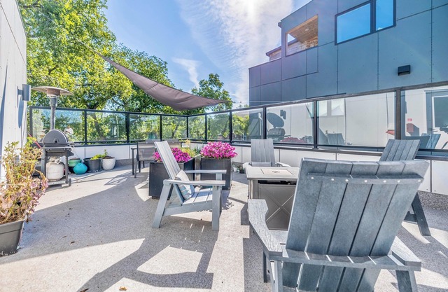 The Village Vista︱KING bed︱Heart of the City︱Stocked & Fully Furnished