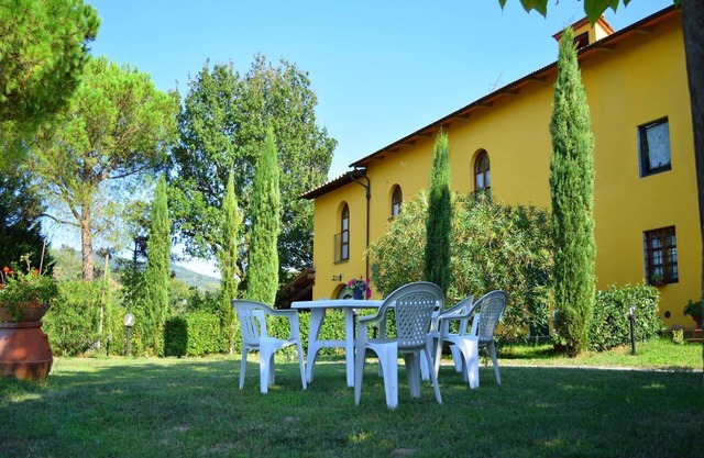 Modernes Ferienhaus in Vinci mit Swimmingpool