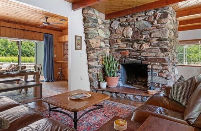 The Vineyard House Pool & Spa + Oak Creek Access