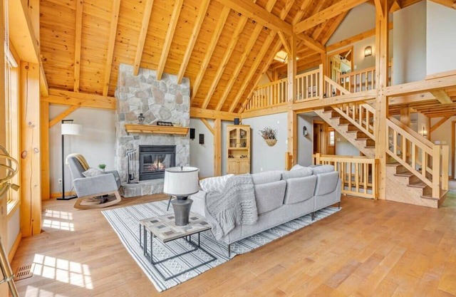 The Vista - Magnificent Waterfront & Hot Tub