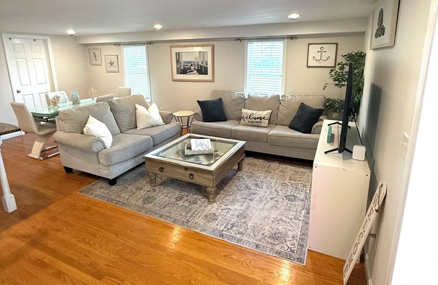 The W - enjoy a quick 3 minute walk to the beach or 6 mins walk to Tyde