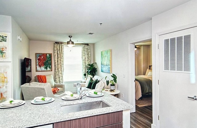 The Walkabout.. 2BR charming Oxford condo; walk to the Square and the Campus!