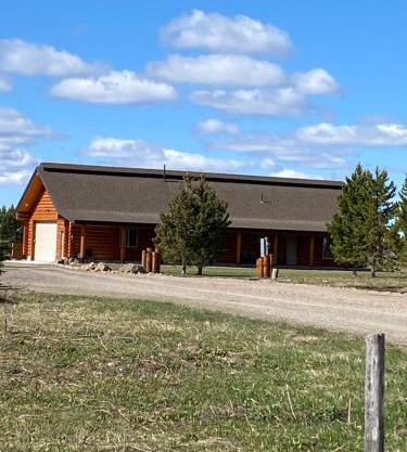 The Wandering Moose Cabin, close to West Yellowstone, Single Level, Hot Tub