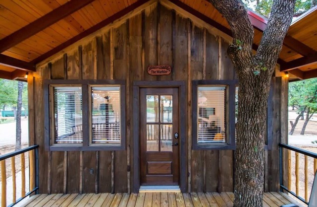 The Warbler Treehouse 15 MIn to Magnolia & Baylor