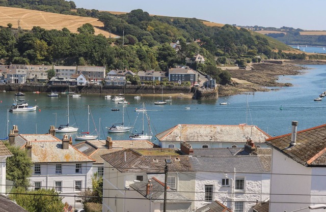 THE WATER HOUSE, family friendly, with open fire in Falmouth