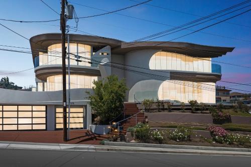 The Wave House! Custom Gem with Panoramic Views, Fire Pit, BBQ, Pool Table