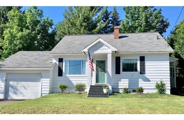 The West Quincy House: In Town W/Sauna & Garage