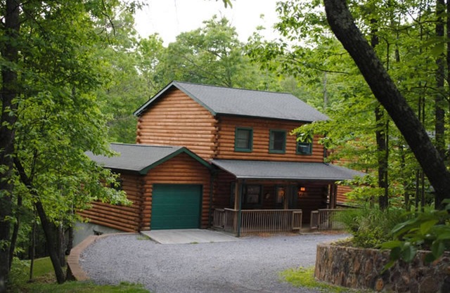 The West Virginian 3 storey log cabin in 10 acre wooded area adjacent to Pipestem State Park and Resort.