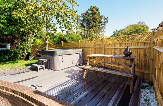 The White Cottage at Gildridge + Private Hot Tub