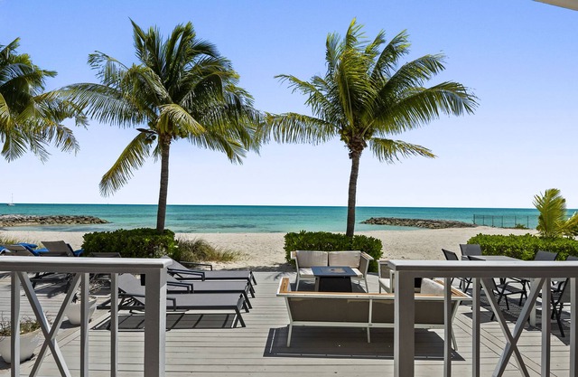The White House - Exclusive Luxury Beachfront Villa - Private White Sand Beach