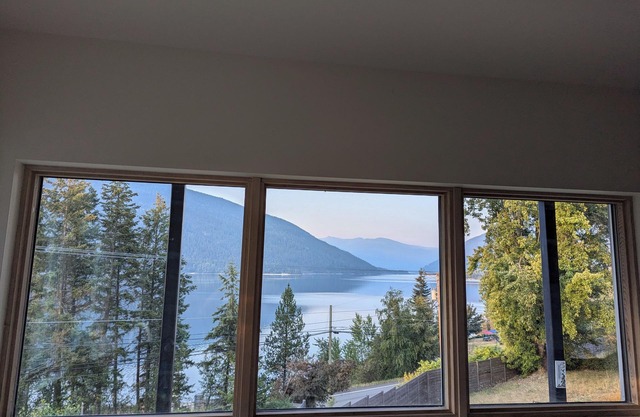 The White House - Lakeview, family friendly, A/C- Nelson BC