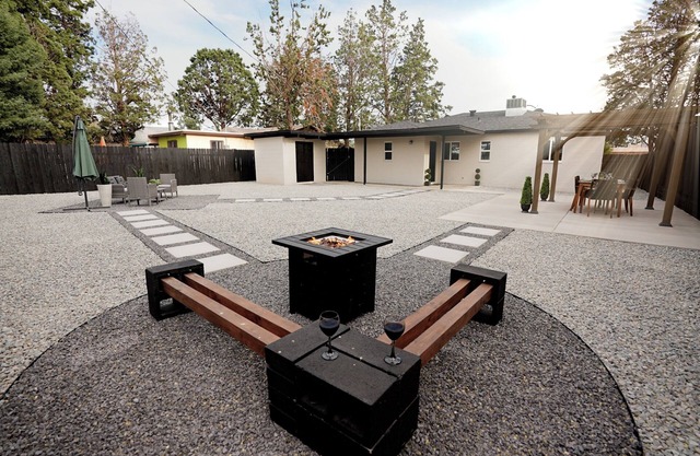 The White House, Unique ABQ Stay in Central Location near Uptown