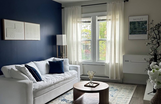 The White Lotus - Premium King Bed | 400mbs Wifi | 7-minDT | Work Station