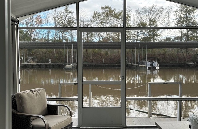 The White Rabbit Cottage. Tranquility, Serenity and Beauty all in one Houseboat