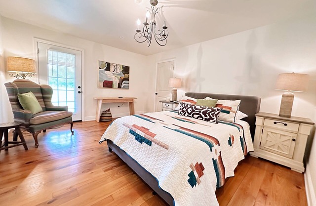 The Whitehouse – Louisiana Country Getaway on 8 Peaceful Acres with Pond Views