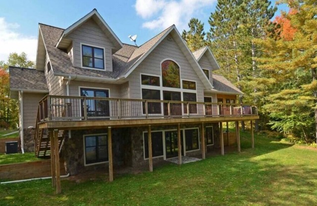 The Whitetail Inn- Upper Clam Lake