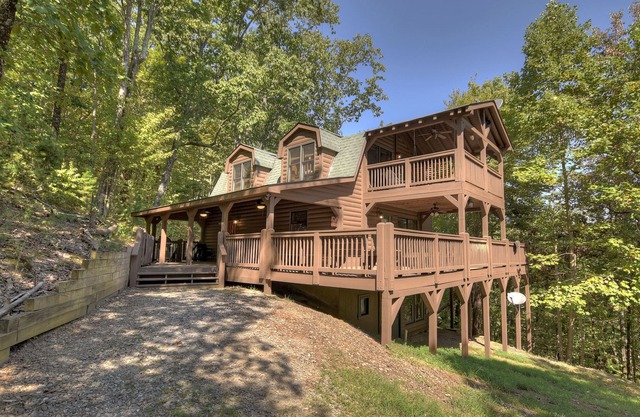 Die Wolf Den Cabin bietet Platz für 6 Personen mit schönen Terrassen, Whirlpool, Kamin und Aussicht