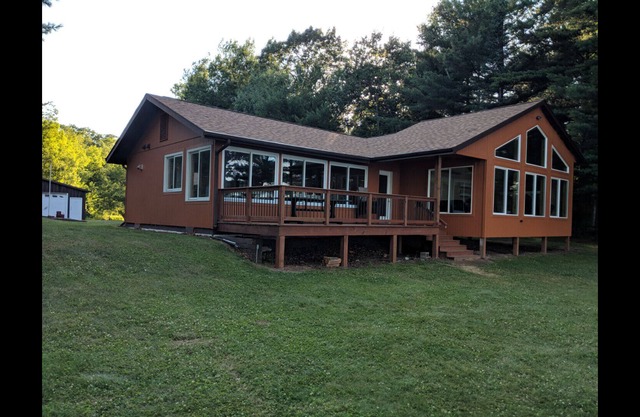 Der Wolf Den @ Grindstone Lake