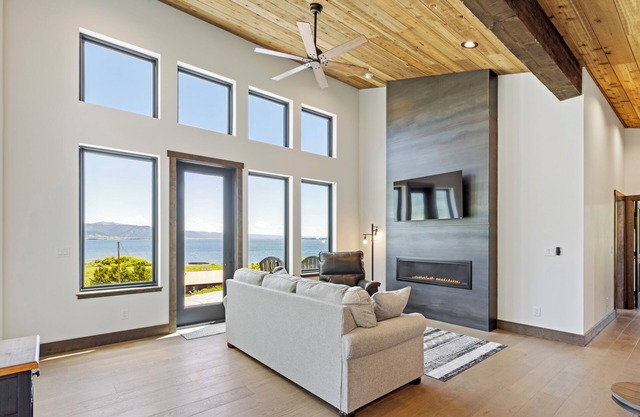 The Wolf Den - New Modern Lakefront Cabin near West Yellowstone