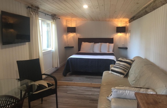 The Wood Shed at Saratoga Beach with hot tub