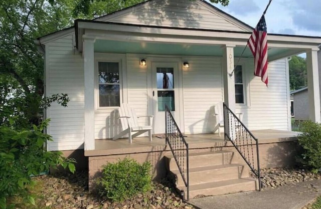The Woodland Cottage charming 2 bedoom one bath with deck on back, covered front