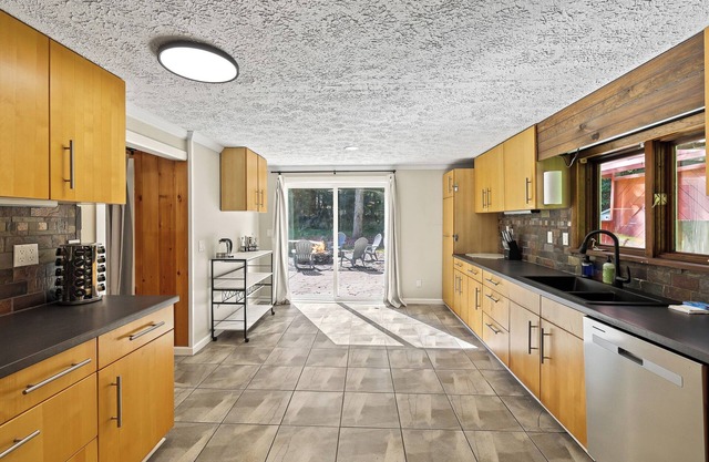 The Woodland Haven - Secluded 3 bed, 2 bath, and Hot Tub!