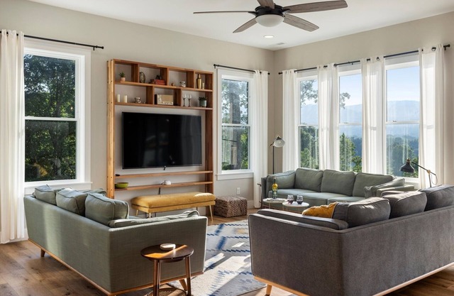 The Woodland Lodge | Hot Tub | Mtn Views | Pool Table | 21 People | 6 Bed, 3.5 Bath