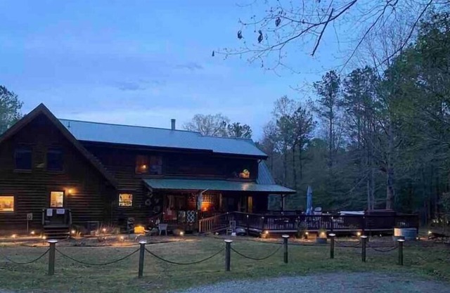 Secluded and peaceful log cabin, within driving distance to Virginia Beach