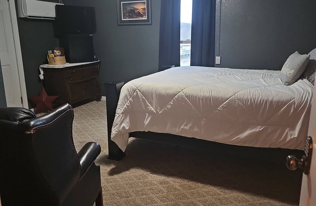 The Woods and Willow Room. 1 queen bed ..cot can be added and private bathroom