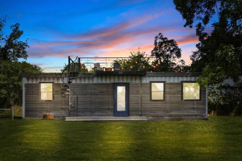 The Woods- Container Tiny House 12 min to Magnolia/Baylor/Downtown